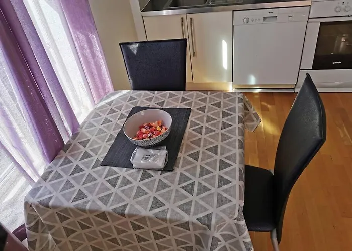 Nice 1-Bedroom Apartment In Heart Of The City